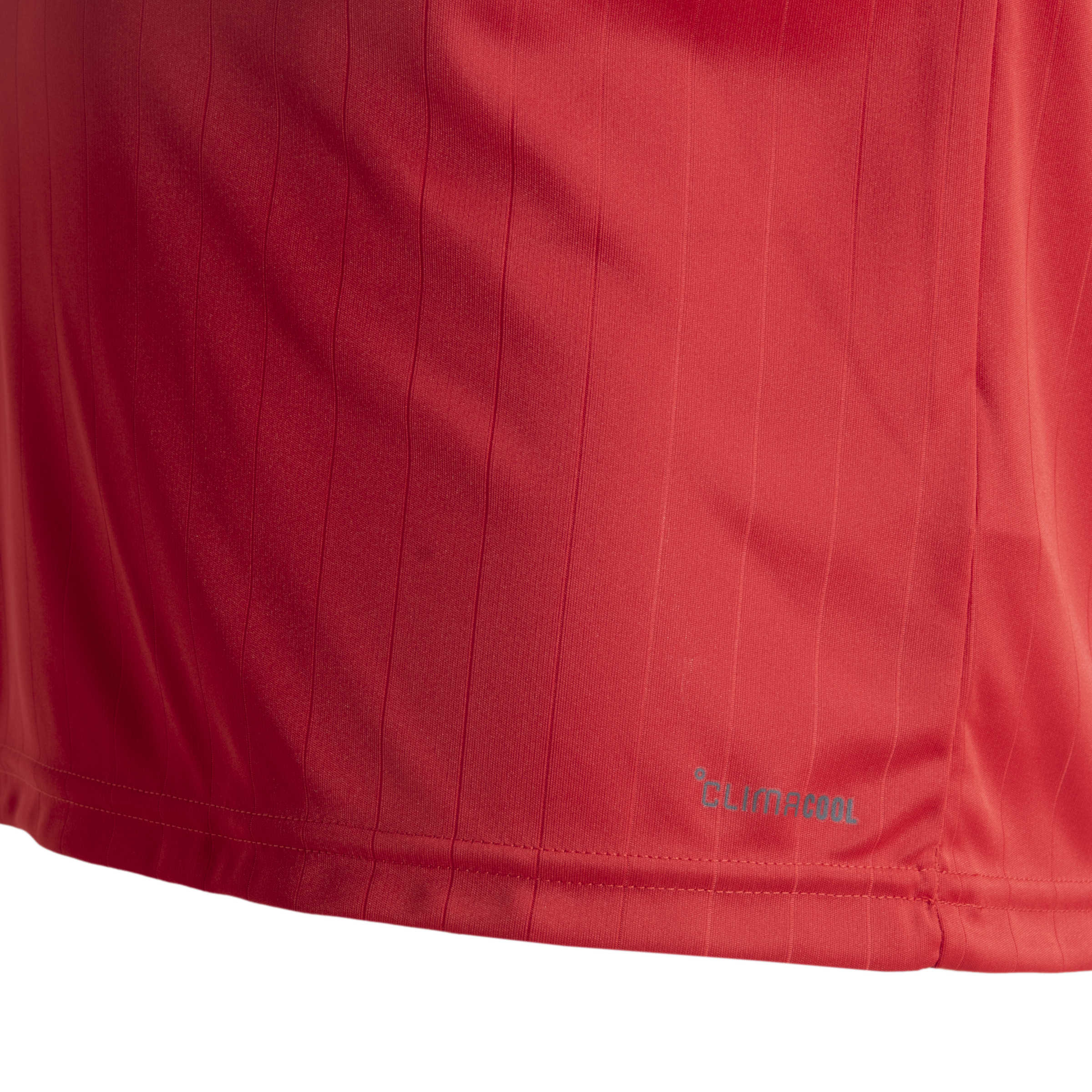 Camisa masculina Adidas vermelha vista traseira com listras verticais e logotipo branco